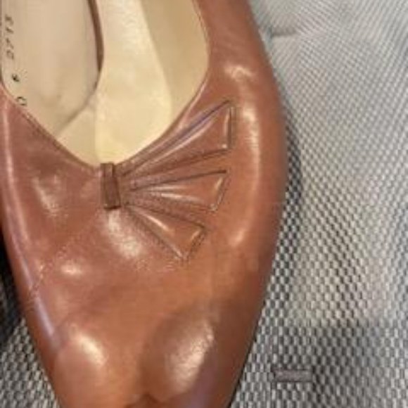Salvatore Ferragamo Size 8 - Picture 8 of 10